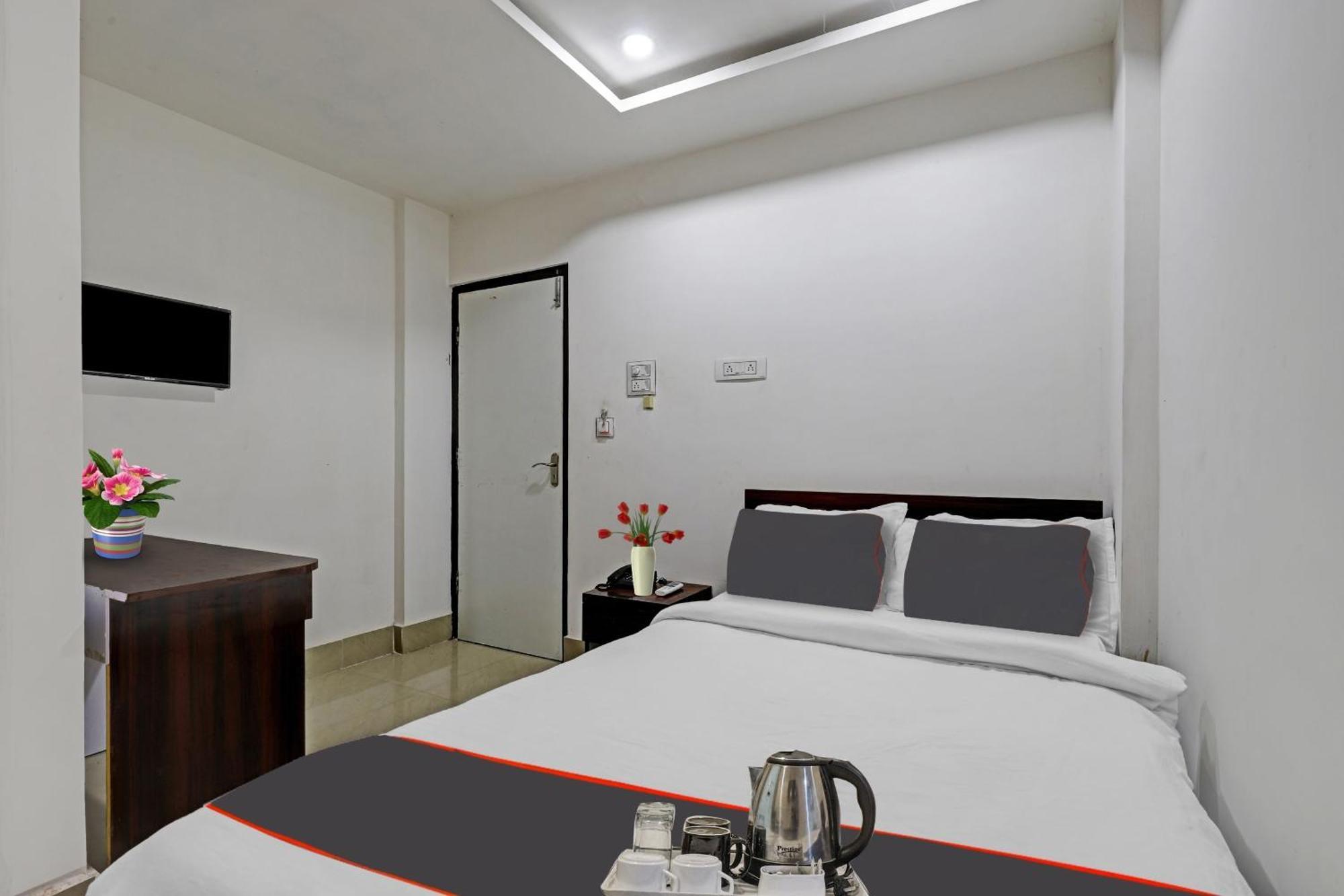 Hotel O Lakhi Guest House Guwahati Bagian luar foto