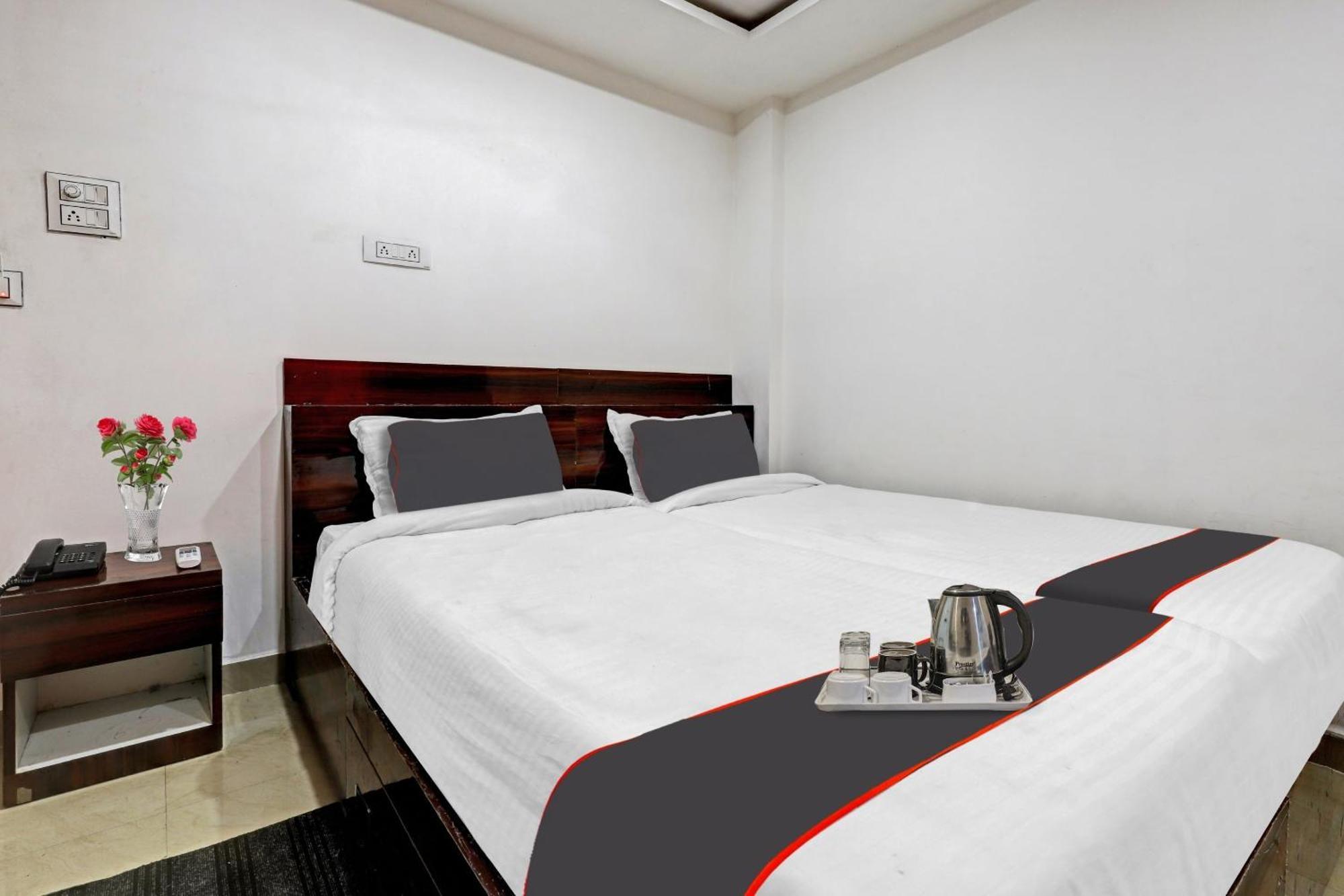 Hotel O Lakhi Guest House Guwahati Bagian luar foto