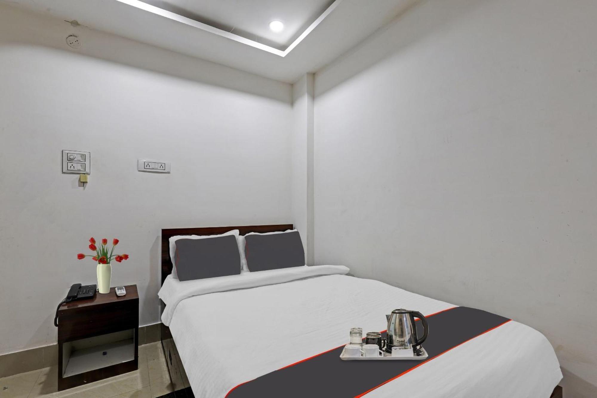 Hotel O Lakhi Guest House Guwahati Bagian luar foto