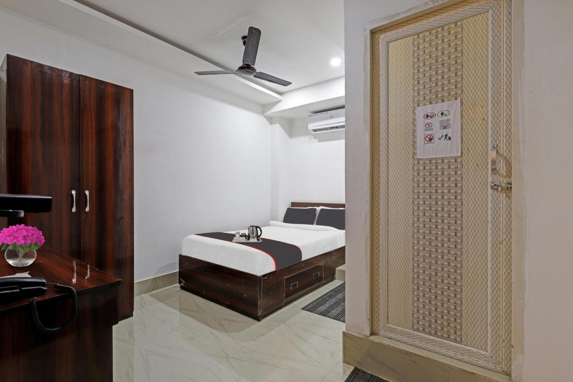 Hotel O Lakhi Guest House Guwahati Bagian luar foto