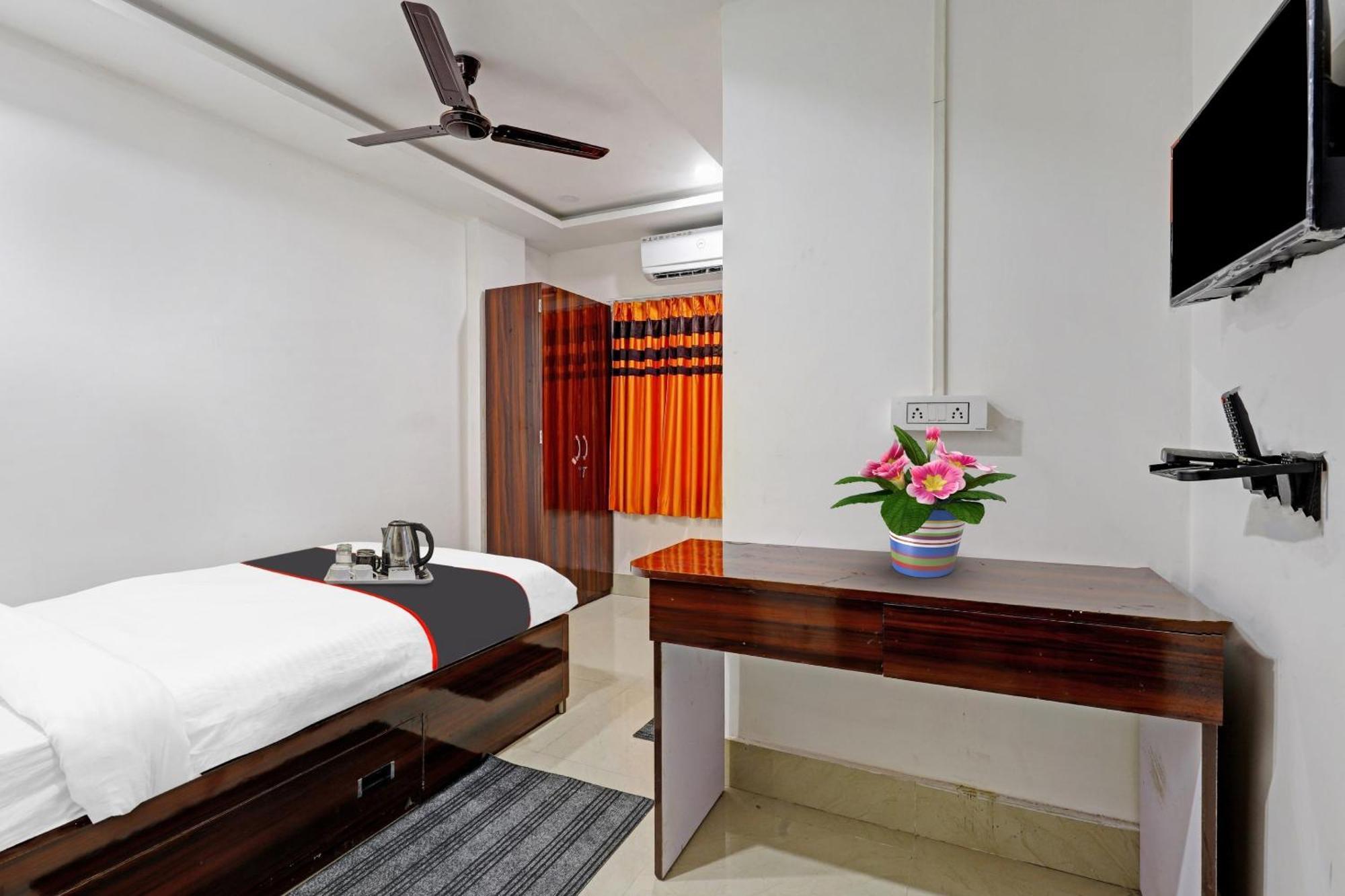 Hotel O Lakhi Guest House Guwahati Bagian luar foto