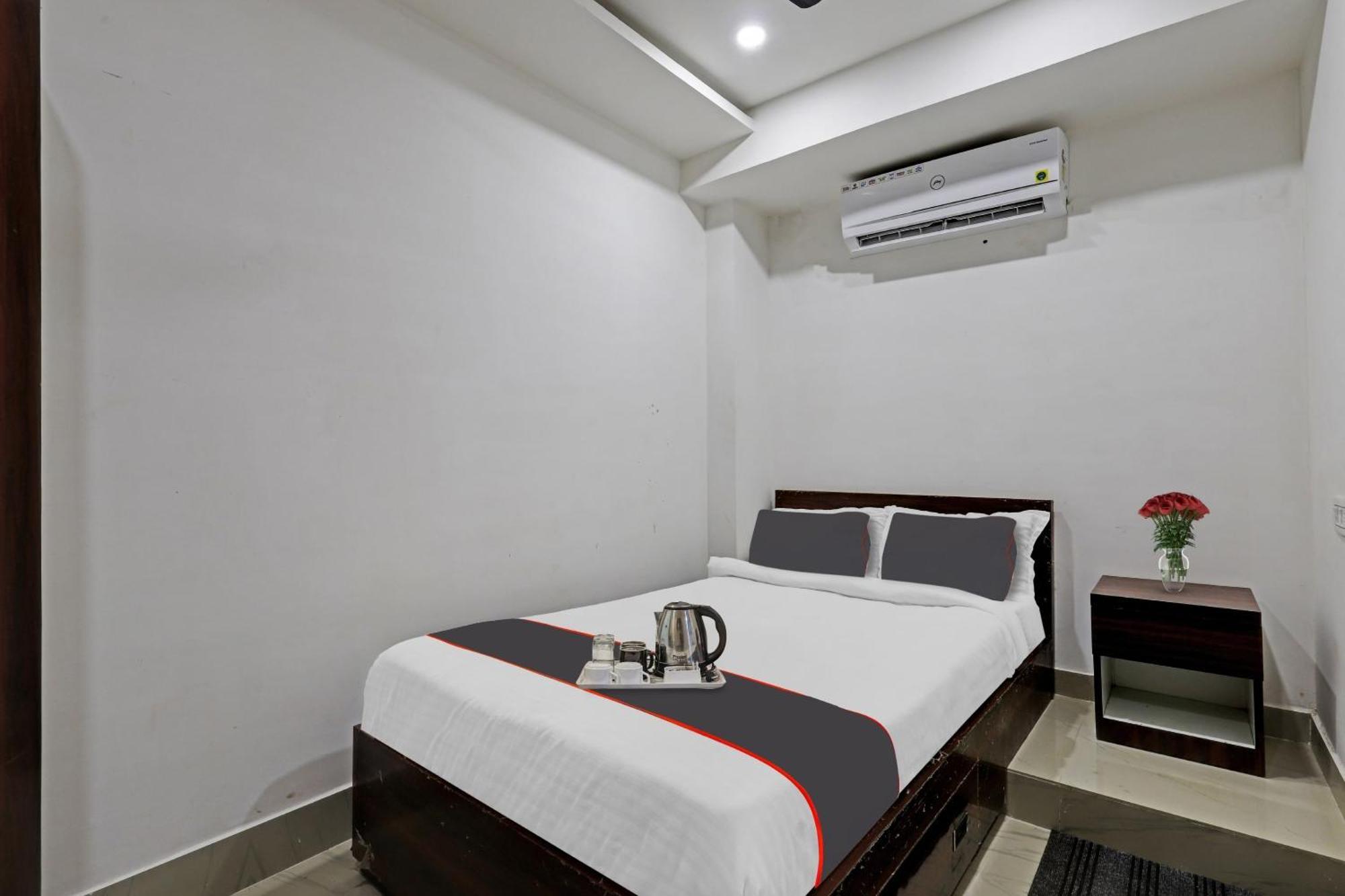 Hotel O Lakhi Guest House Guwahati Bagian luar foto