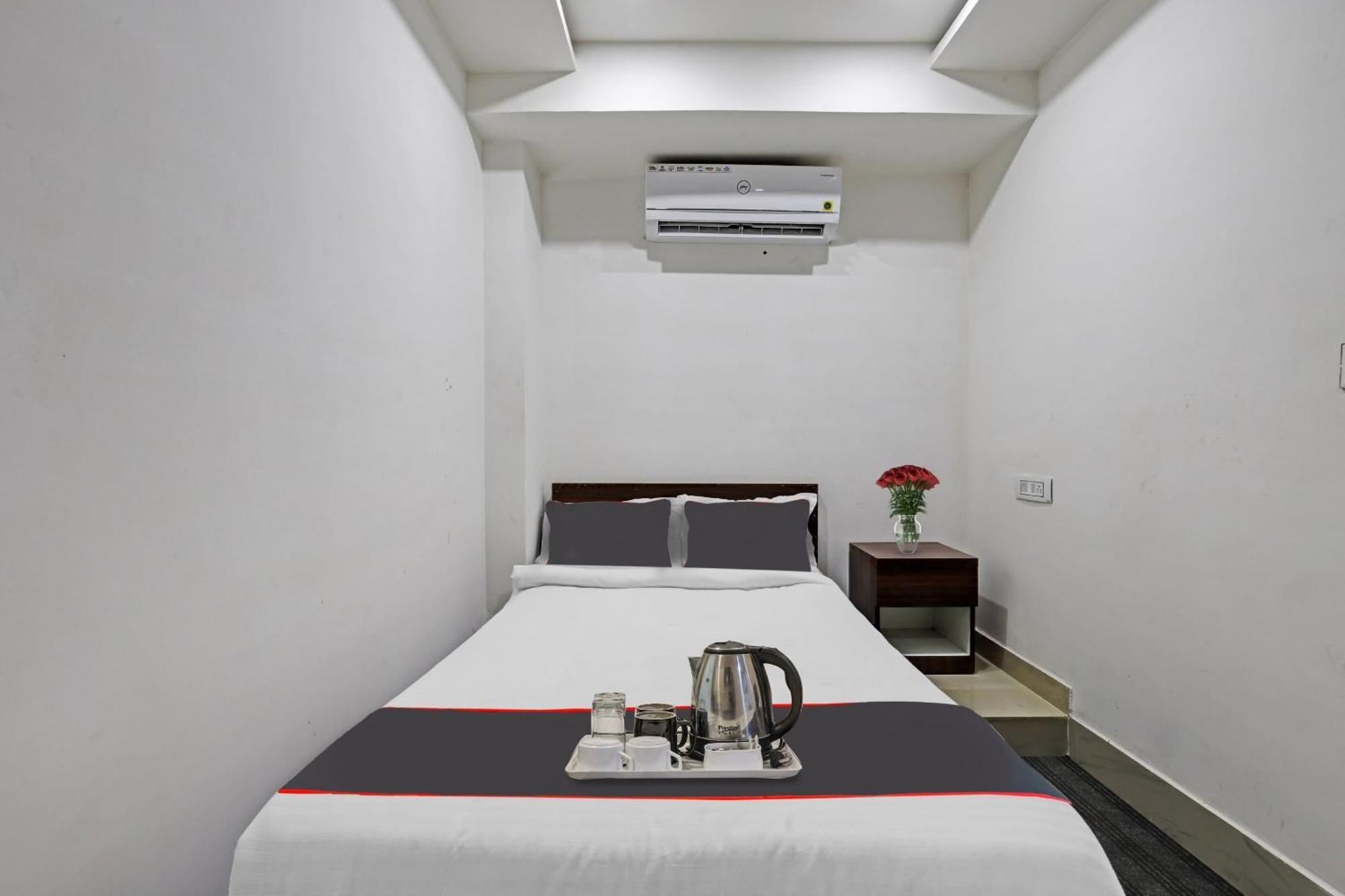Hotel O Lakhi Guest House Guwahati Bagian luar foto