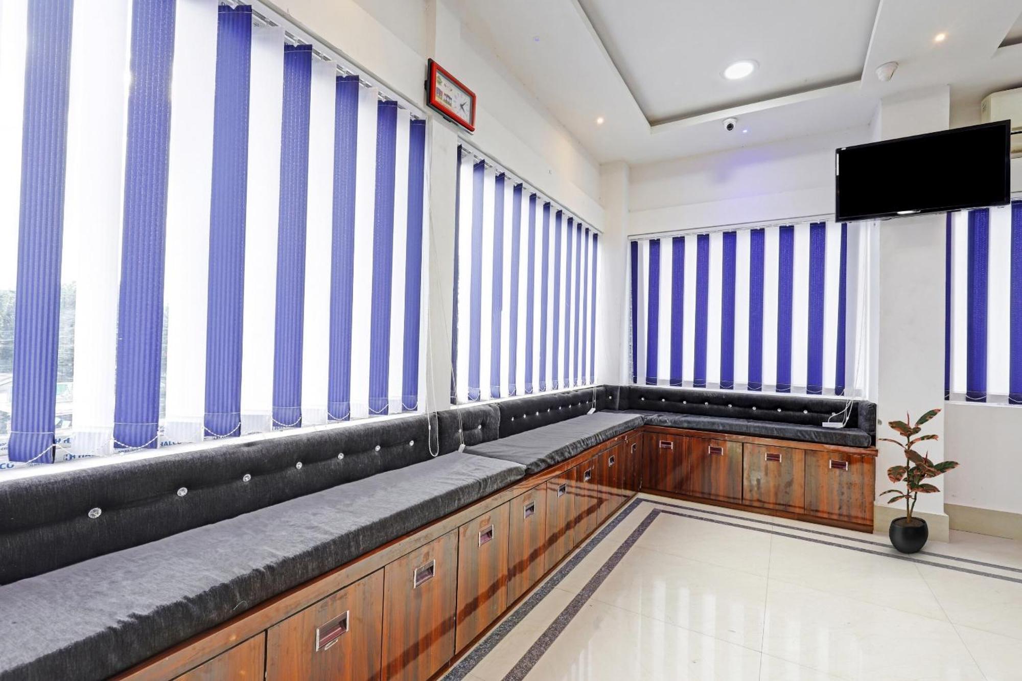 Hotel O Lakhi Guest House Guwahati Bagian luar foto