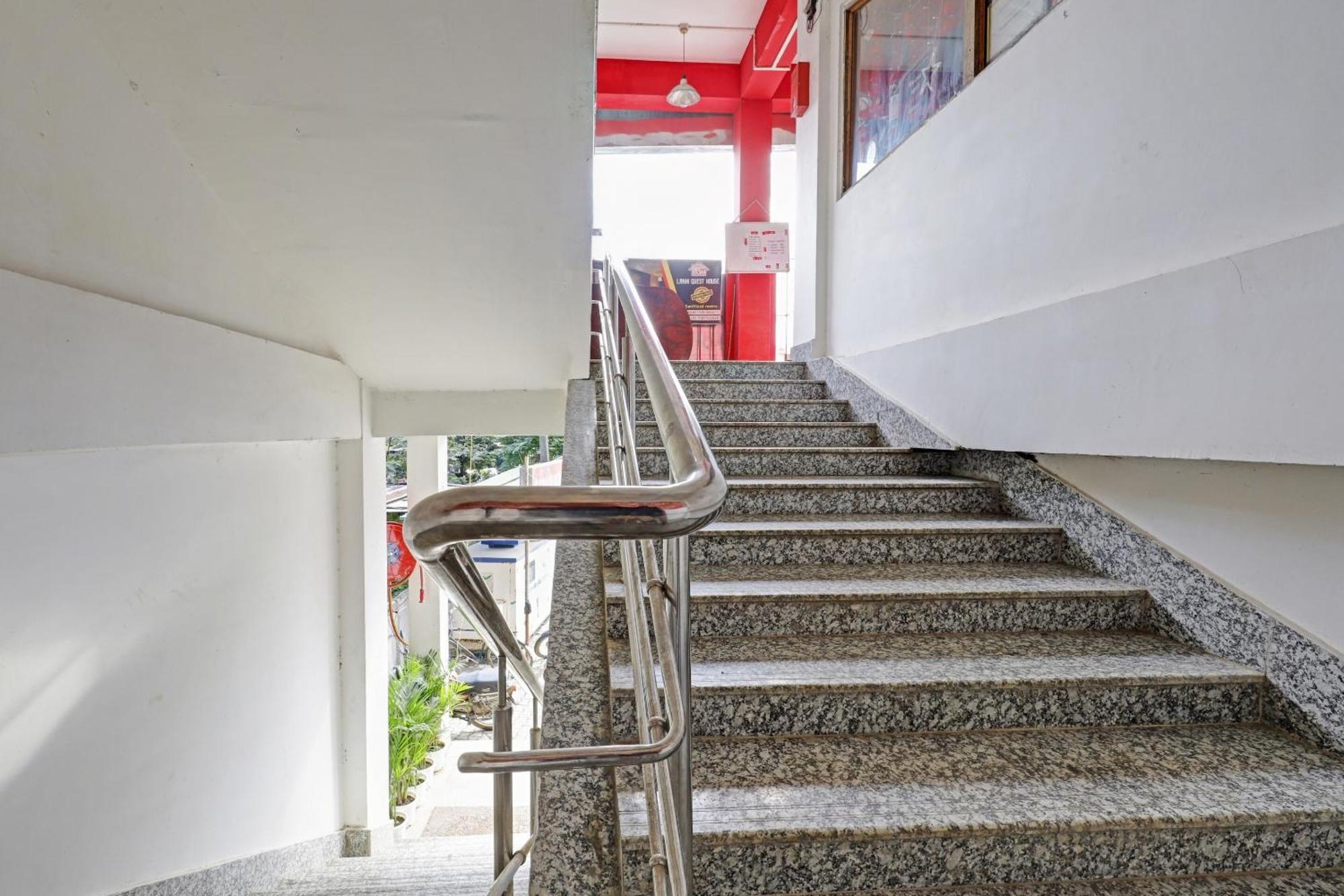 Hotel O Lakhi Guest House Guwahati Bagian luar foto