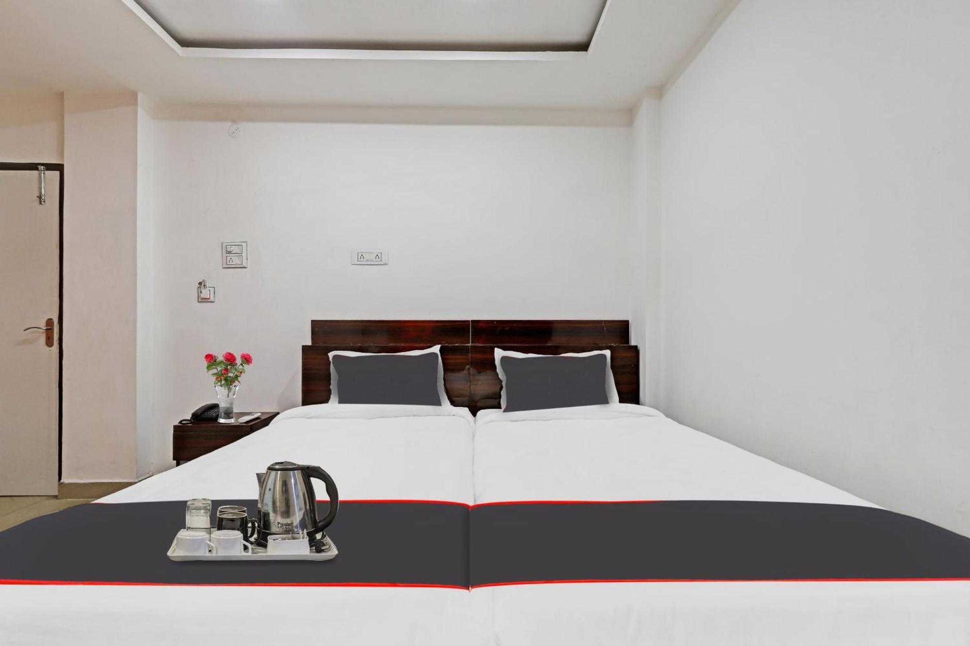 Hotel O Lakhi Guest House Guwahati Bagian luar foto